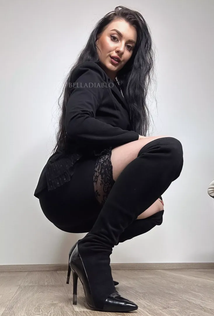 Comment with an emoji if you want to be under my heels