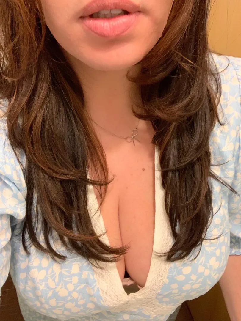 Concert cleavage in an innocent little dress ;)