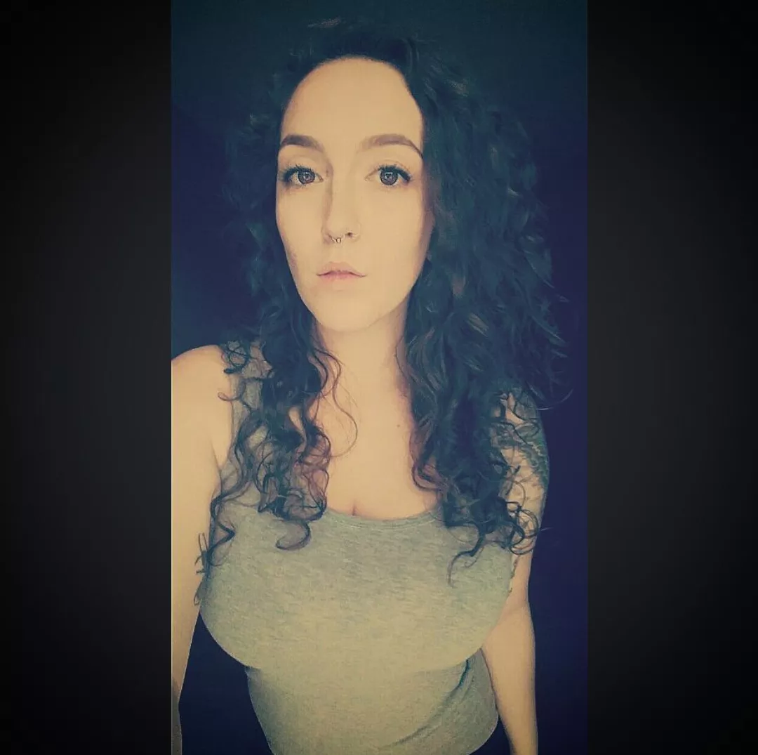 🤘🤘🤘 concert tonight! can't wait to get into a concert outfit! 👗