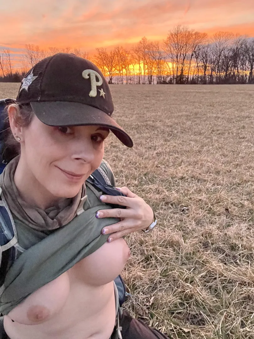 Couldn’t ask for a more beautiful backdrop to showcase my beauty 🌄42F