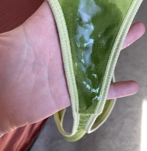 Creamy and wet thong 🤤 [f]