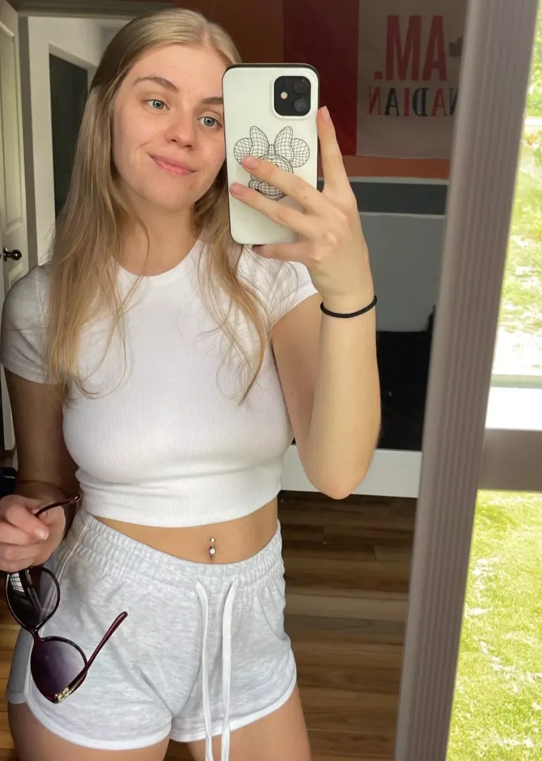 Crop top and short shorts 🤍