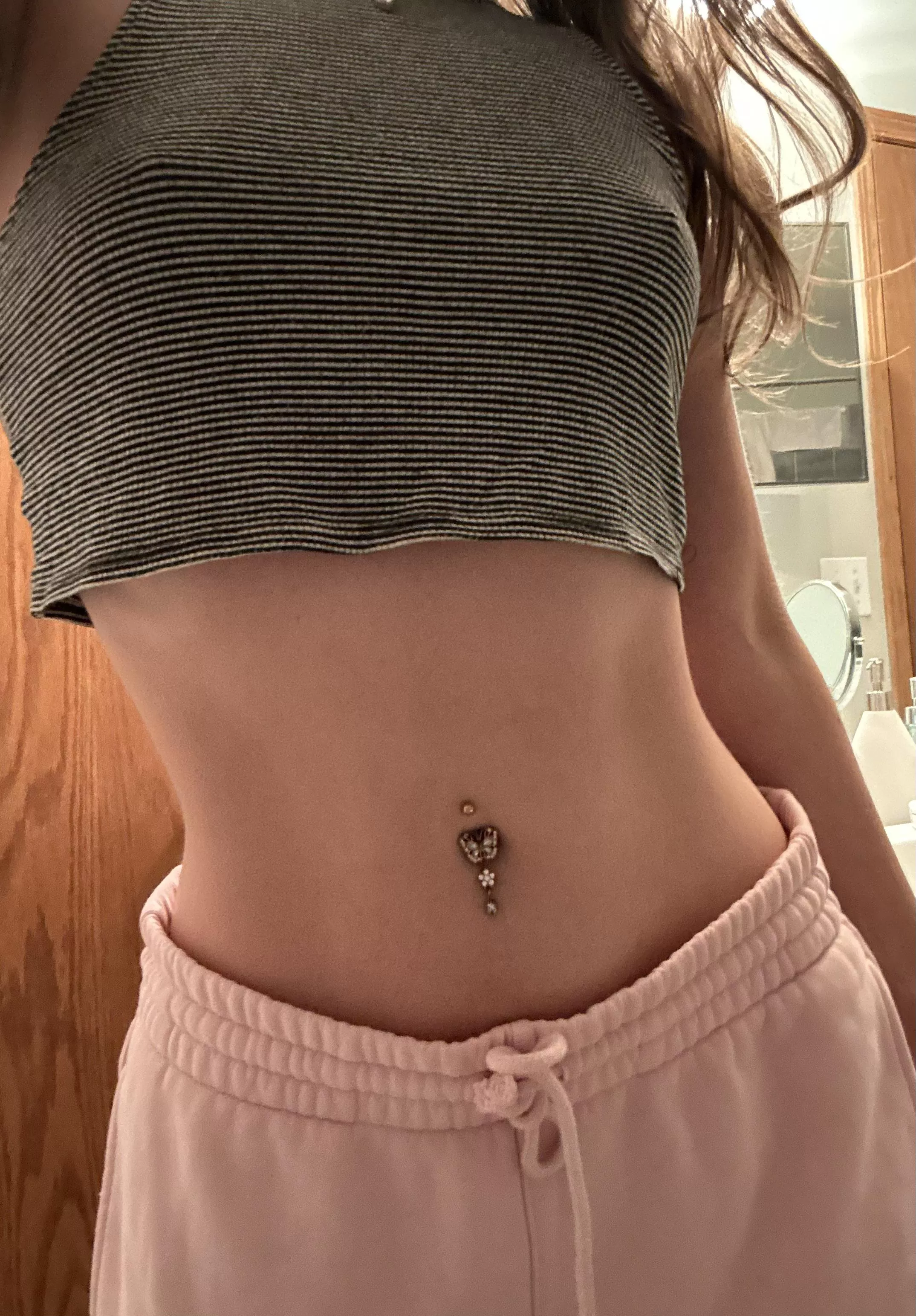 crop top and sweatpants >>>