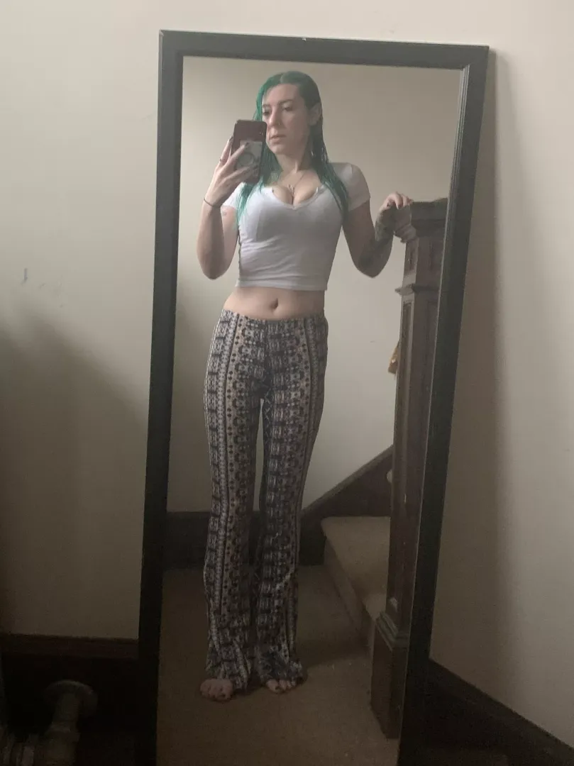Crop top cleavage