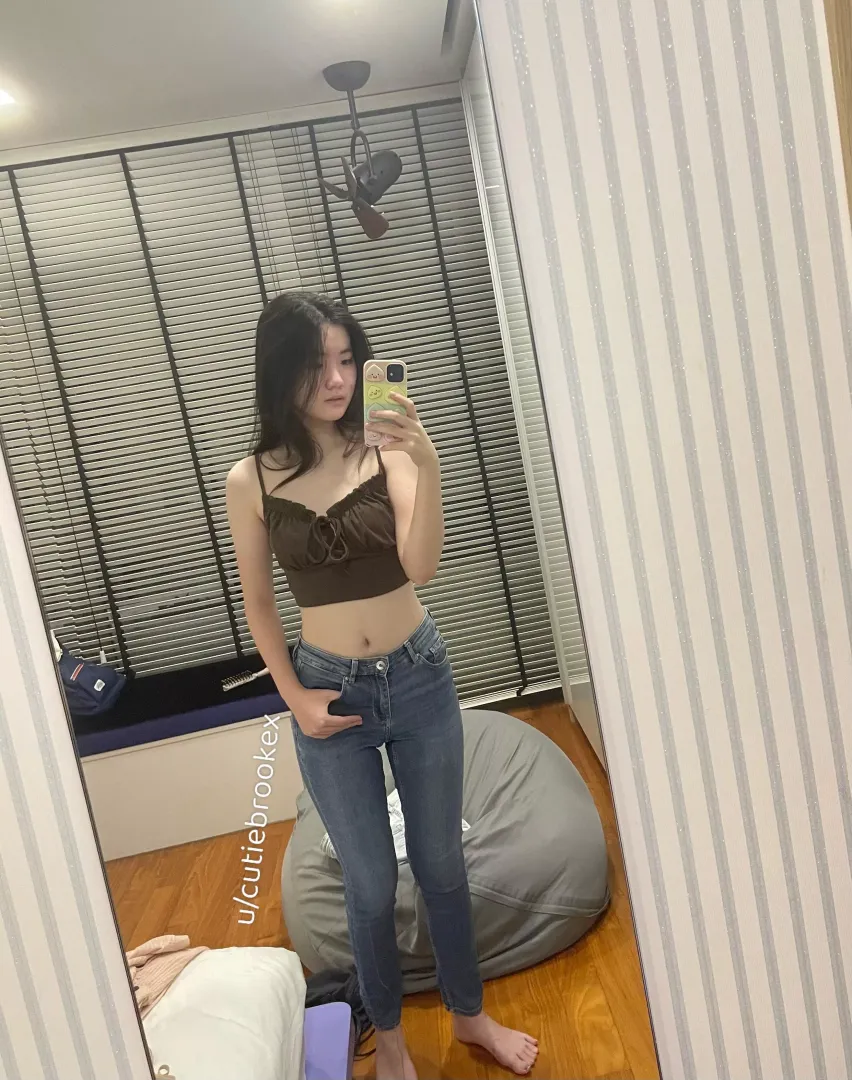 crop tops give you easy access 😉