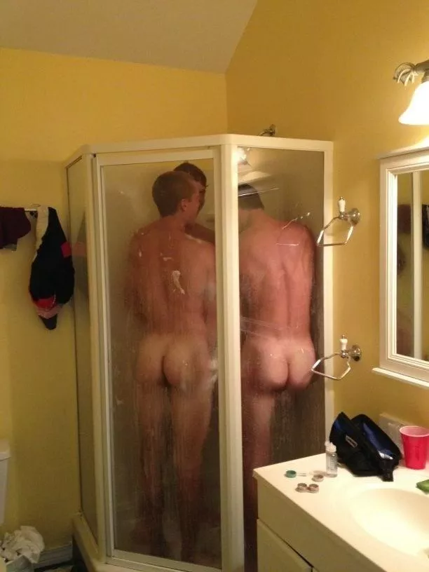 Crowded Shower, And No Complaints, GREAT! 😍