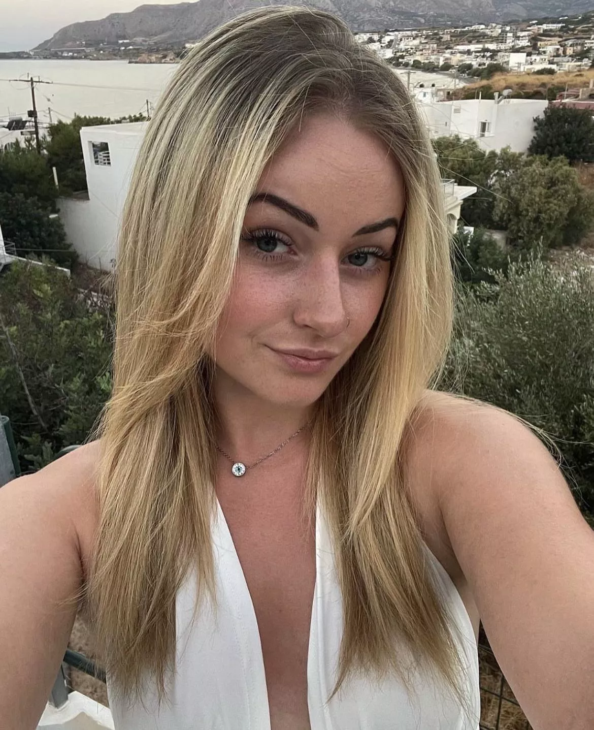 Cuck here looking for hung bulls who want to impregnate my incredibly slutty gf. Dm me for more info if your interested