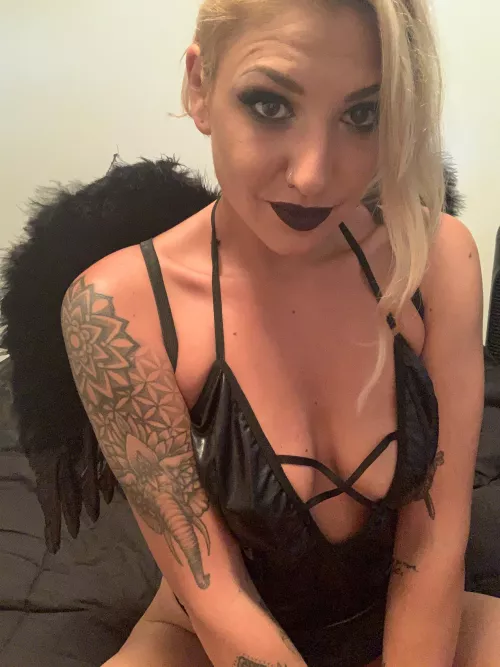 Cum fuck me and my wings take us both to heaven 🖤