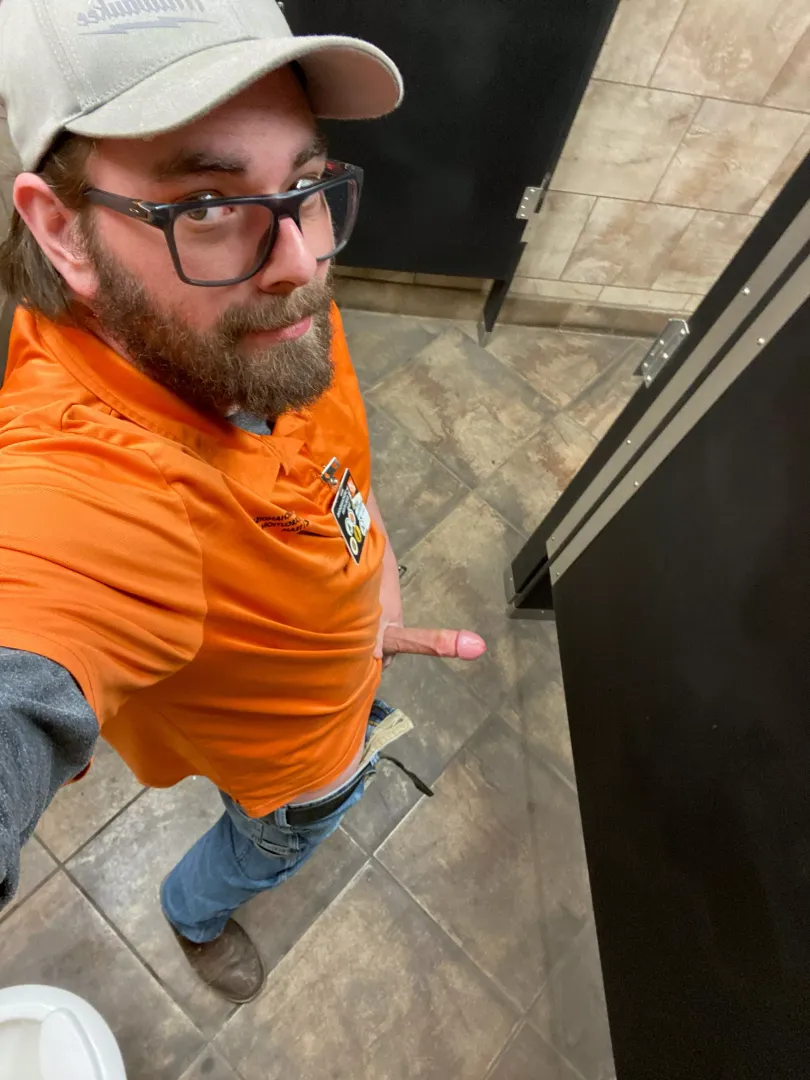 Cum get me in the last stall