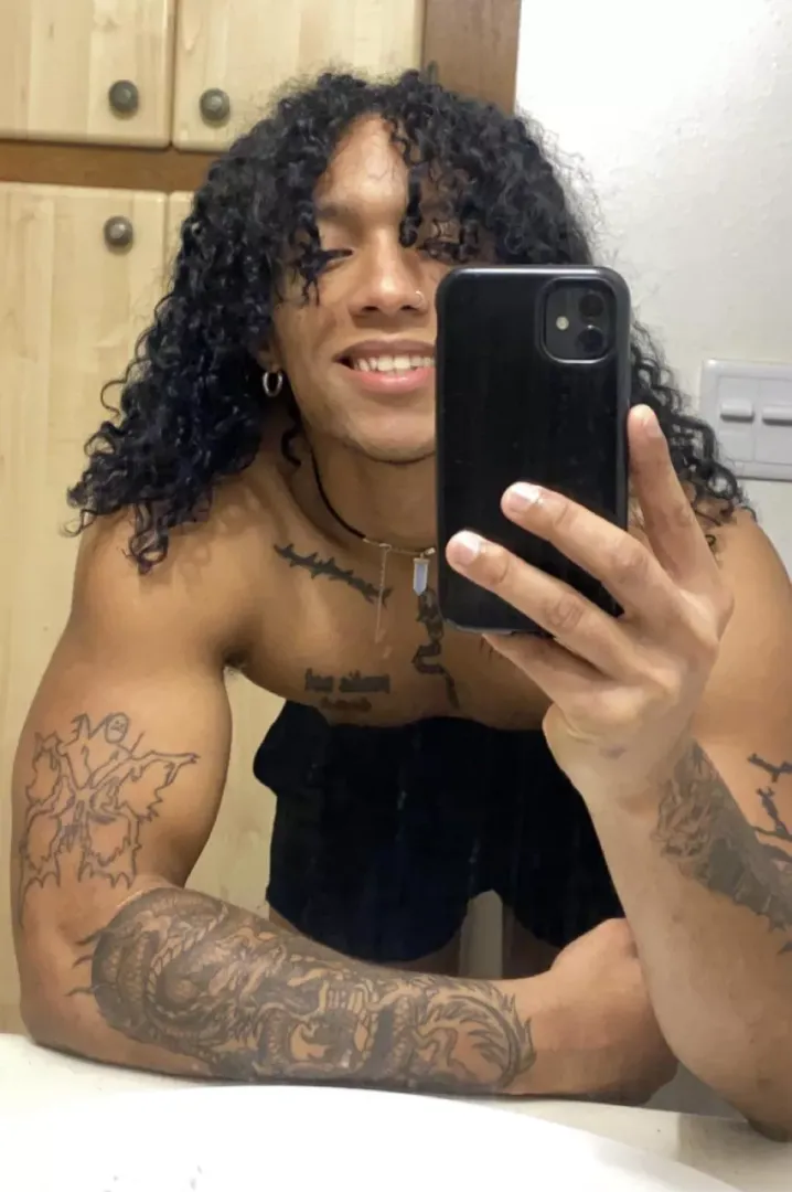 Curls and tattoos 🥀