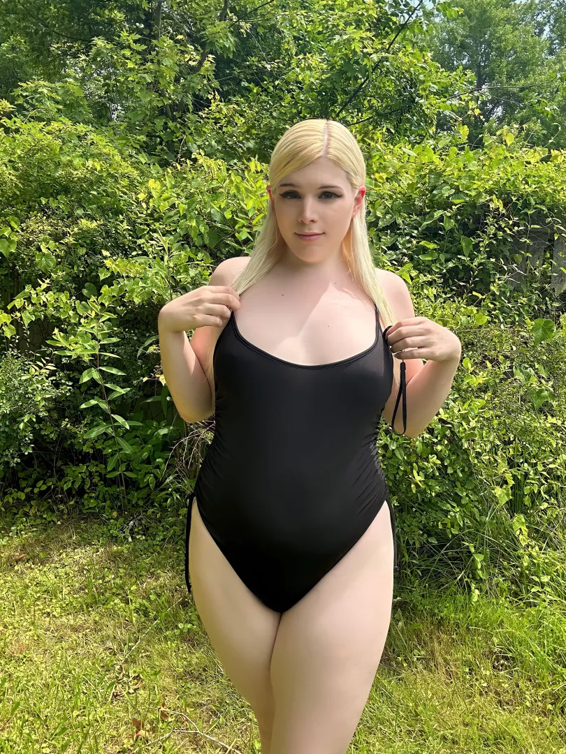 Curvy femboy out in the sunshine 🥰