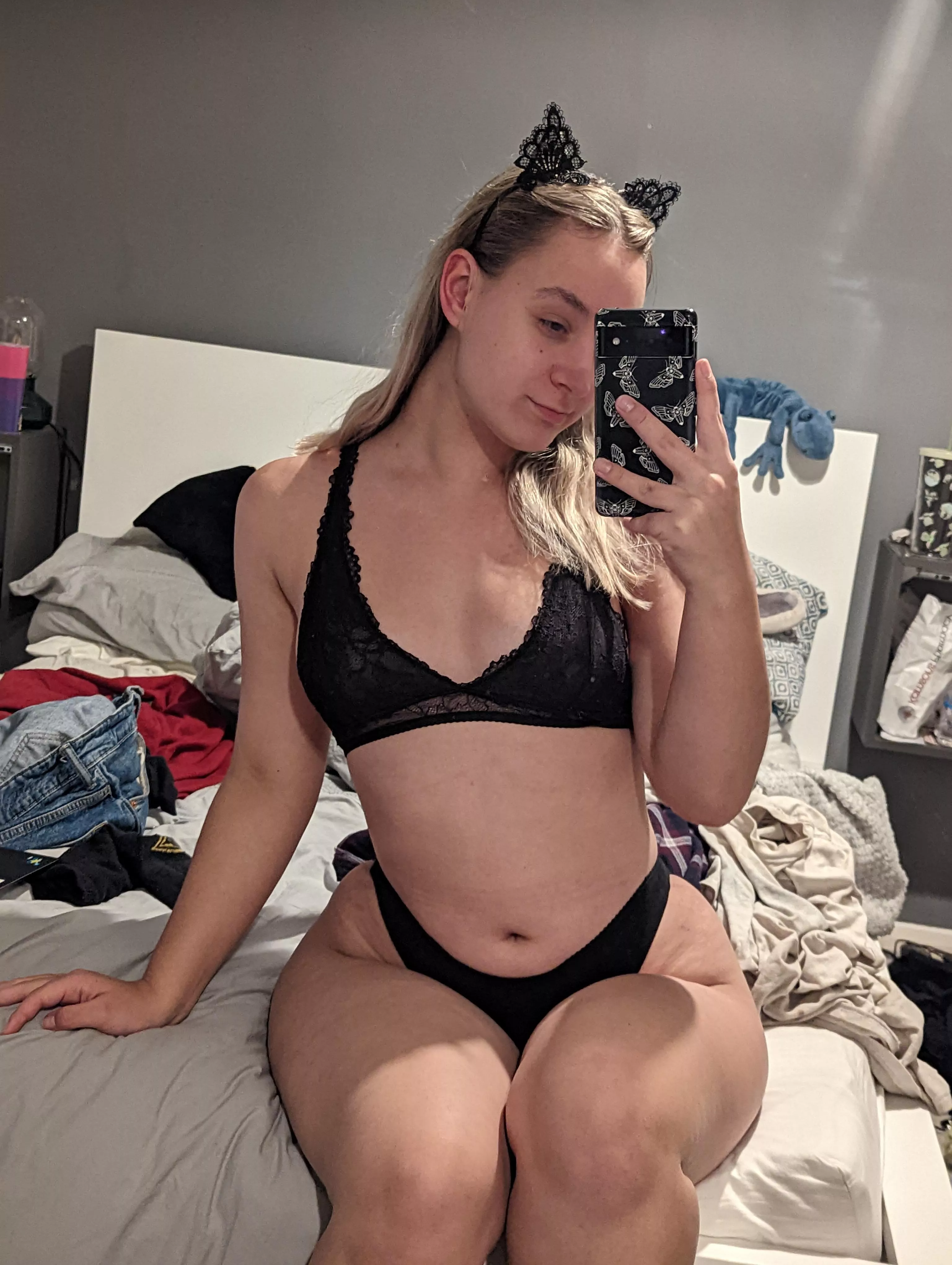 Curvy little kitten 😍