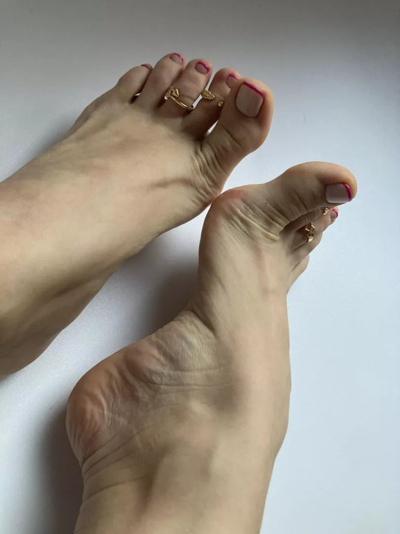 Cute arch and toes for you today