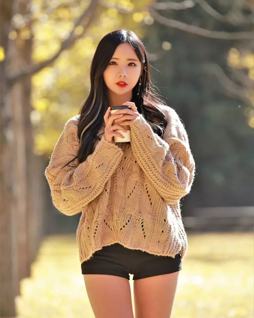 Cute face, tight shorts