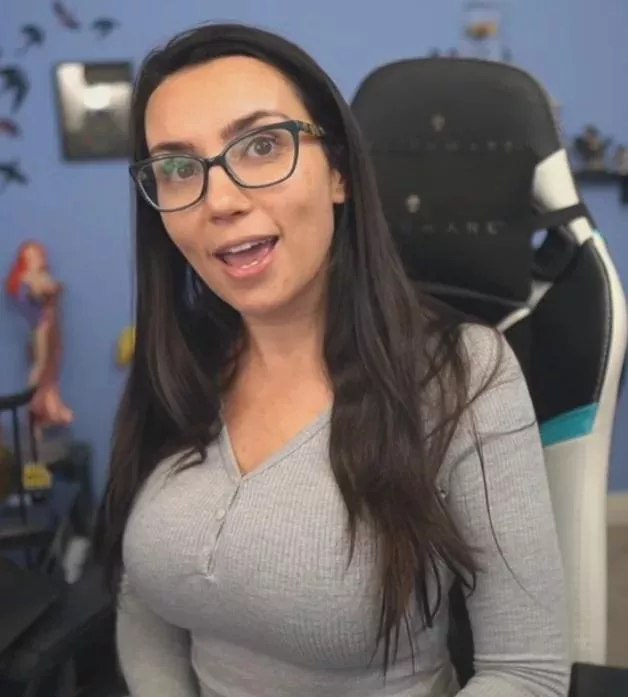 Cute nerd streaming