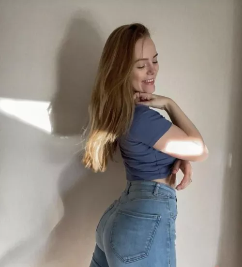Cute smile, cute booty
