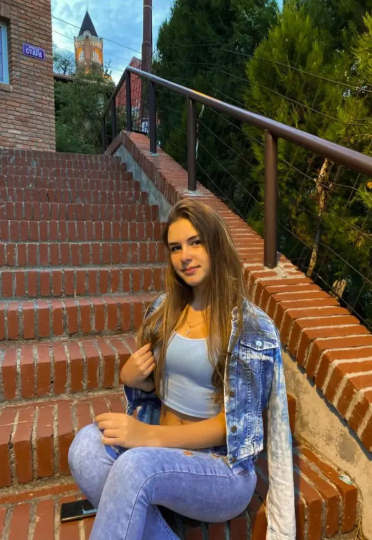 Cutie brunette IUTR