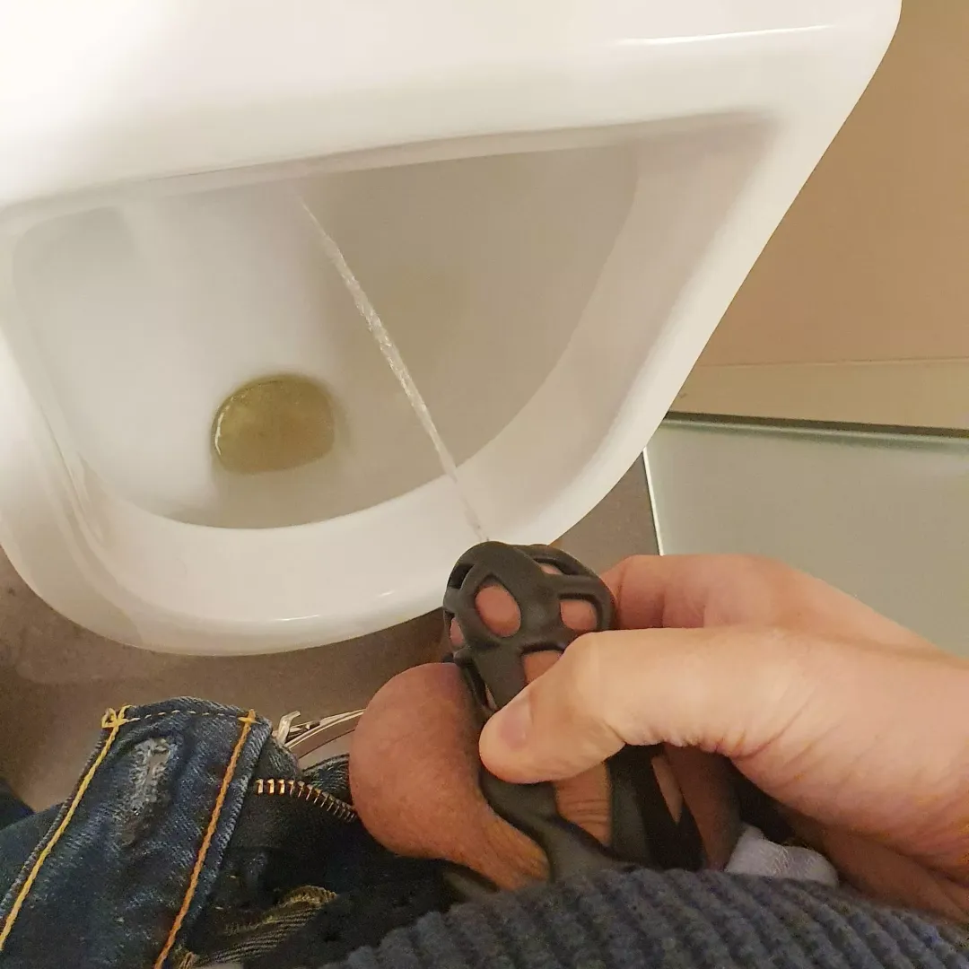 Day 4 of Locktober. At a public toilet I found a way to pee while standing up 🍆🔒💦
