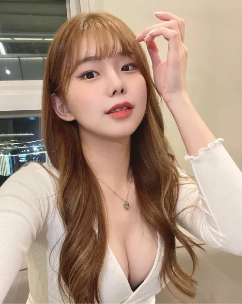 Deep cleavage