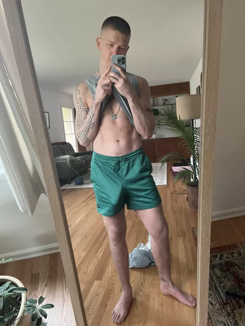 Describe my bulge in two words 😈😈👇🏼