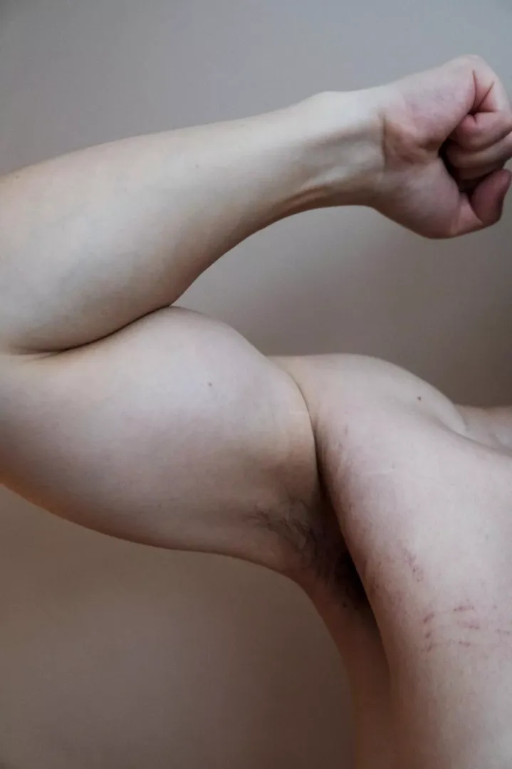 Did some photography on my armpits after an extremely sweaty workout. Hope you boys enjoy it.