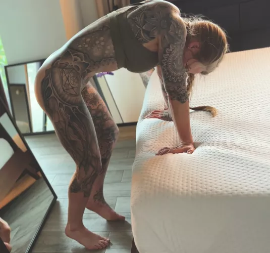 Did somebody order a fit chick with tattoos?