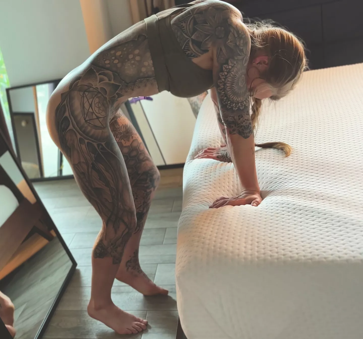Did somebody order a fit chick with tattoos?