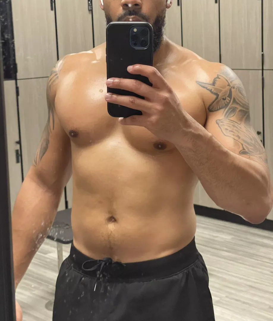 Dirty gym (m)irrors make the best selfies