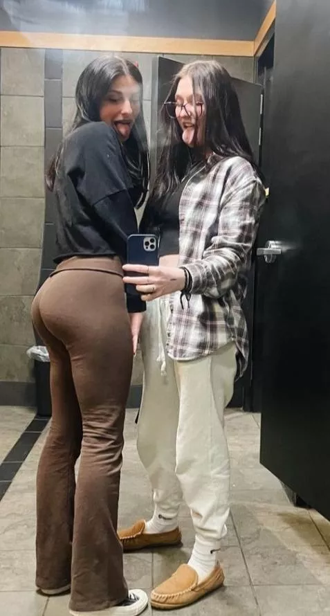 Dirty mirtor but you can still see this ass