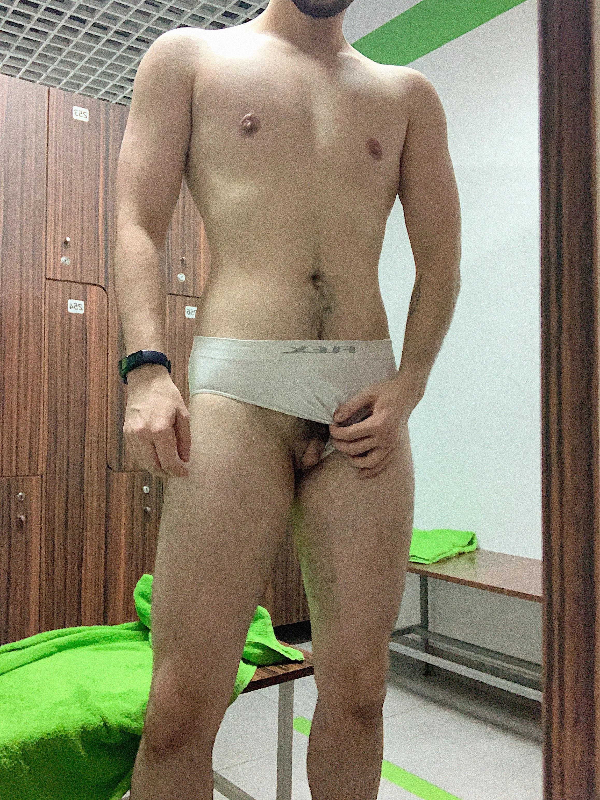 Do I use the valry locker room?