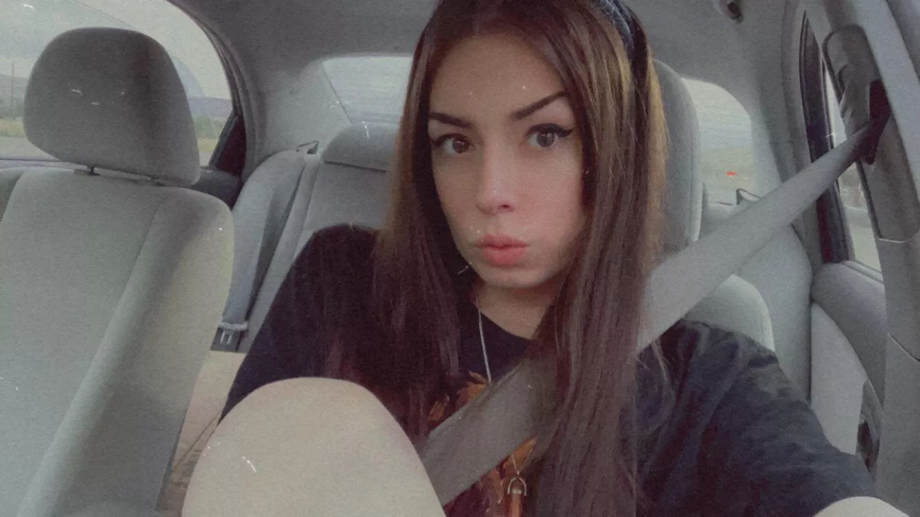do u accept nudes from horny tgirls? 🖤