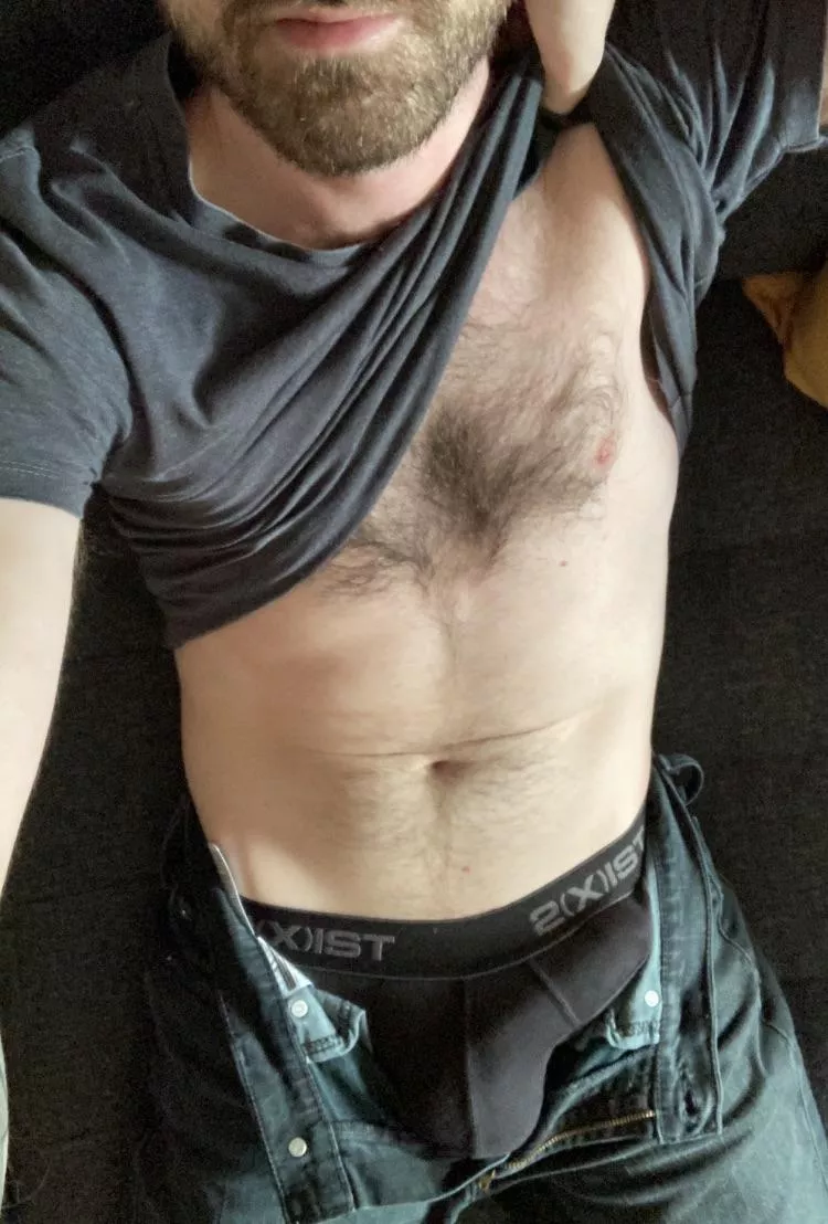 Do we like this bulge? DMs open. Long term chat buddies welcome.