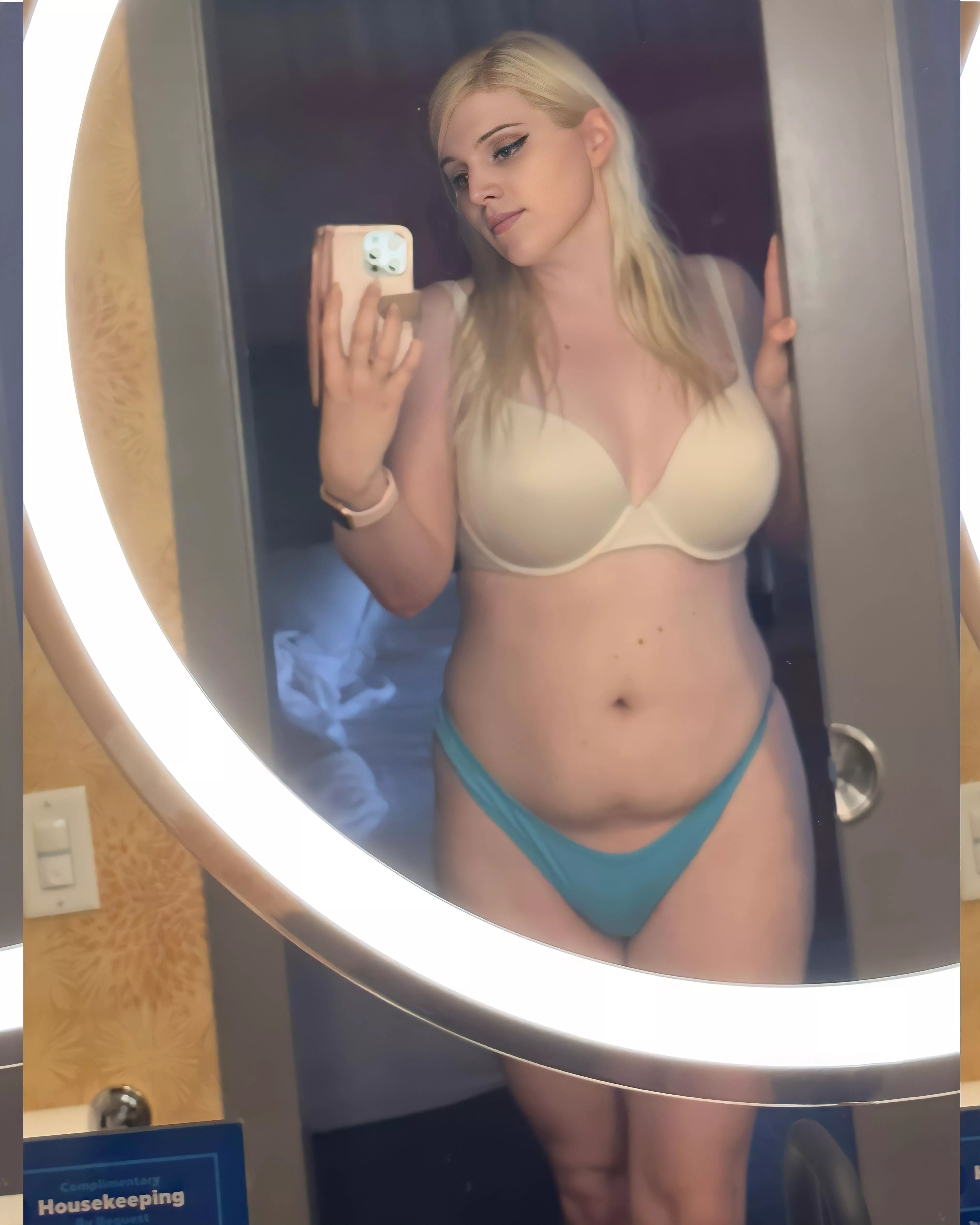 Do you like curvy tgirls? 😋