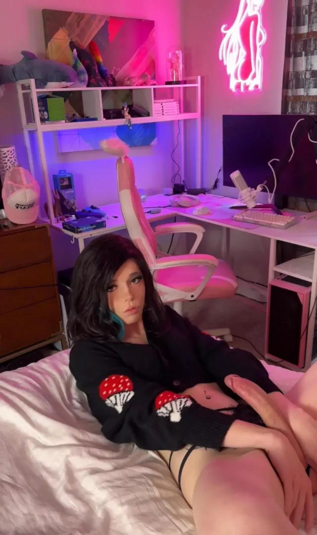 Do you like gamer girls with big cocks? 🥺👉👈