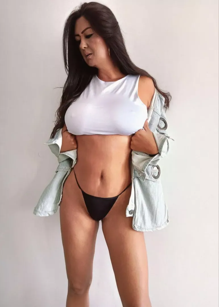 Do you like how  48 yo mom can look?