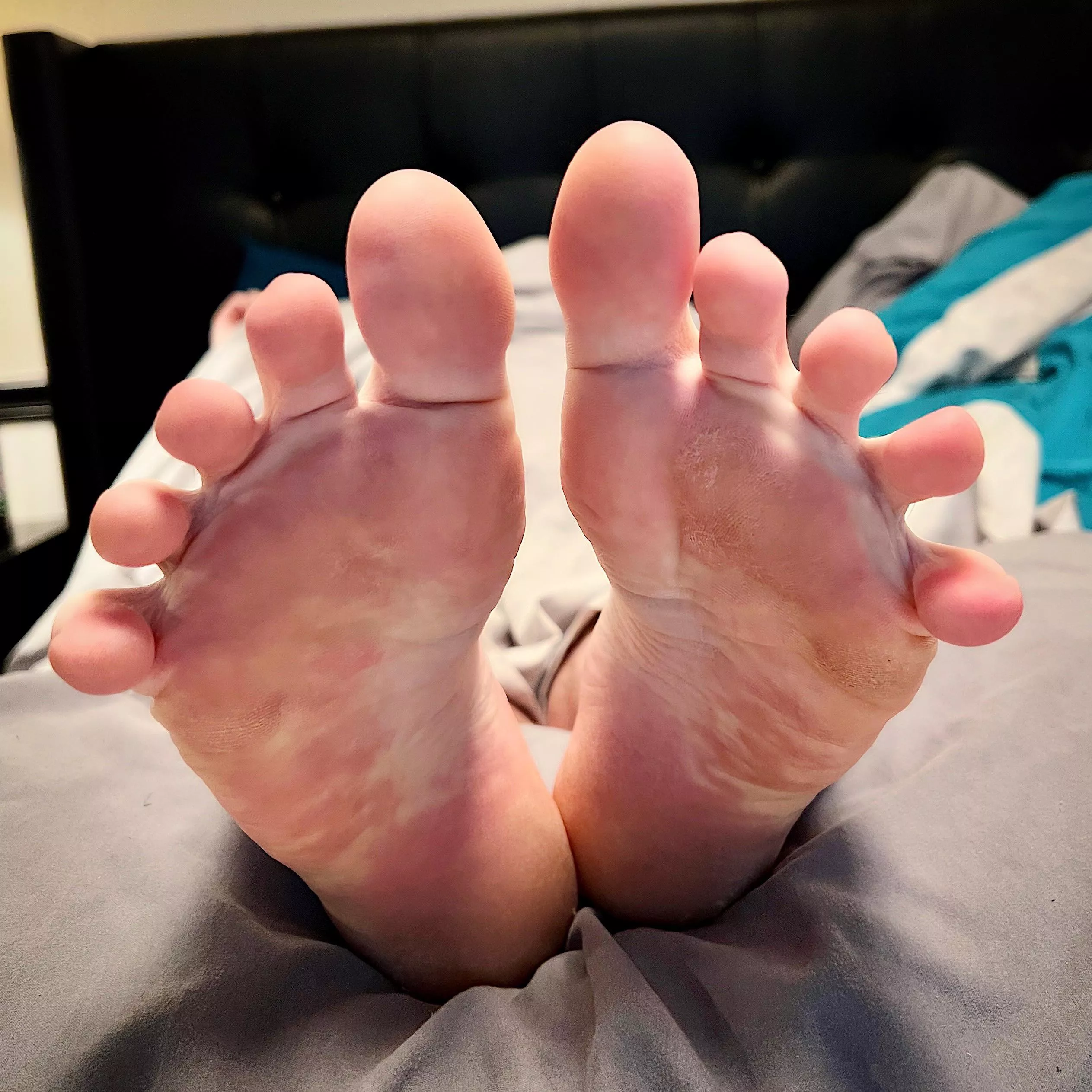 Do you like it when I spread my toes? 😏