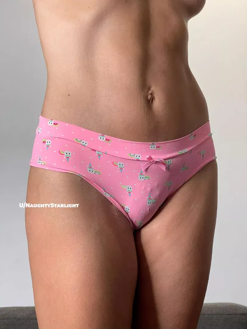 Do you like milfs in cute panties?
