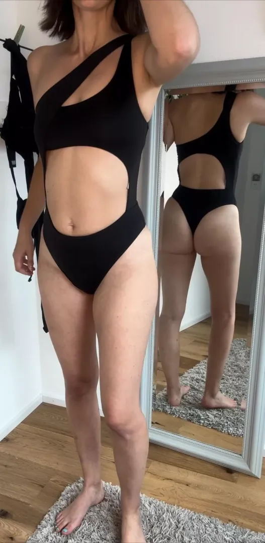Do you like moms in one pieces?