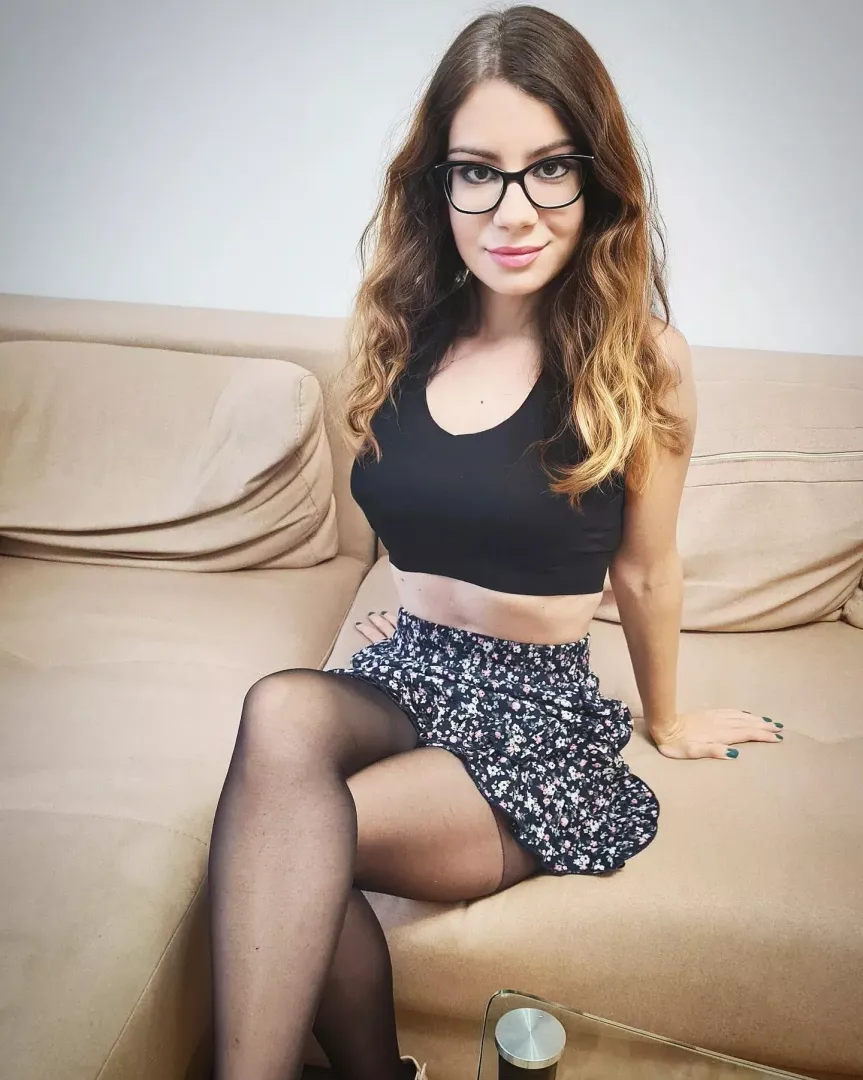 Do you like my legs in pantyhose❓☺