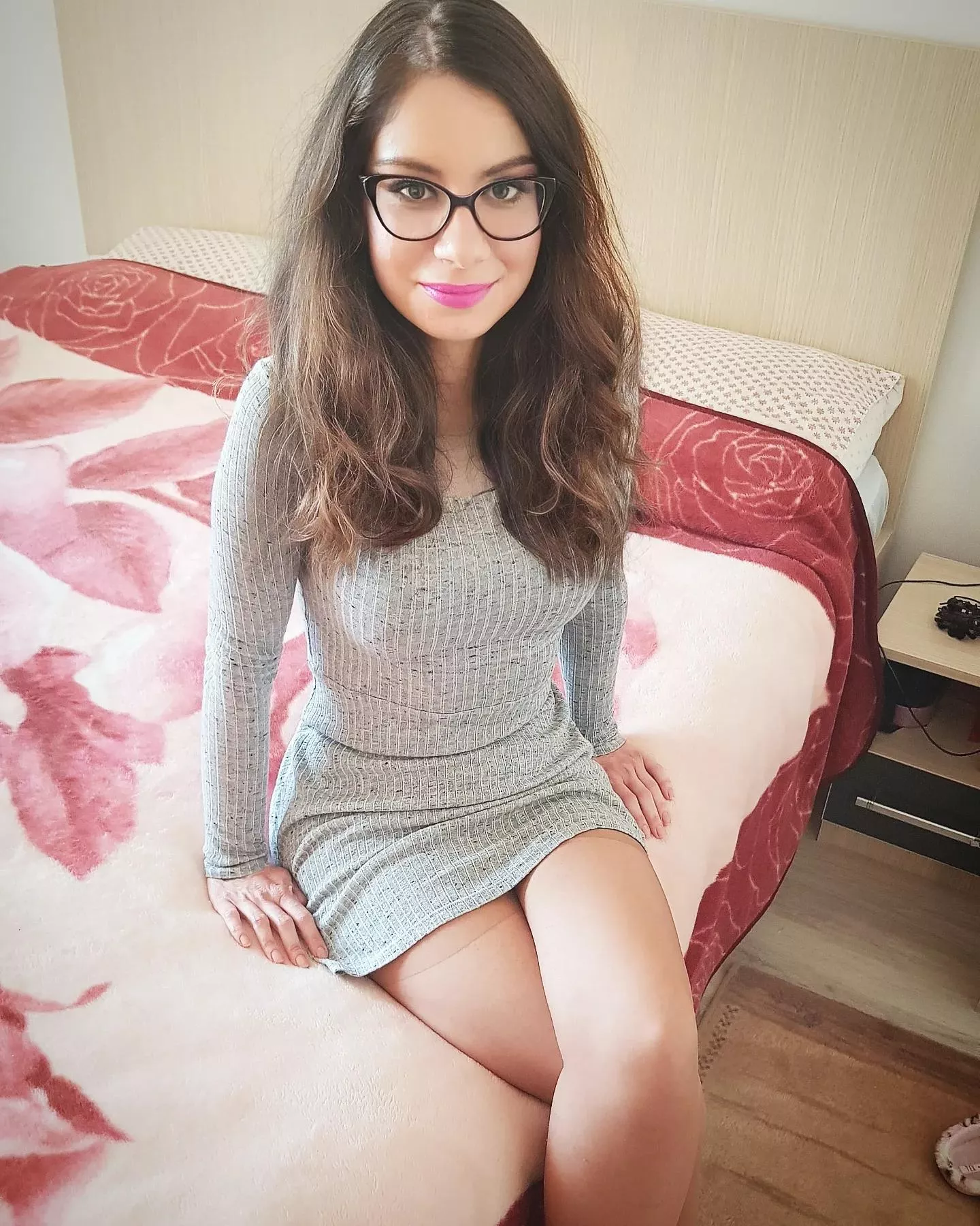 Do you like my legs in pantyhose ? ☺