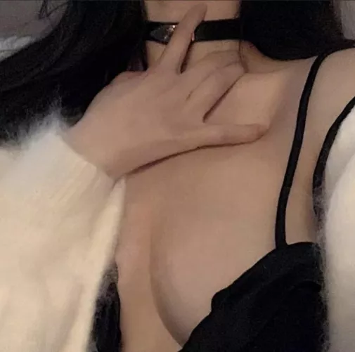 Do you like my new choker? 🌚