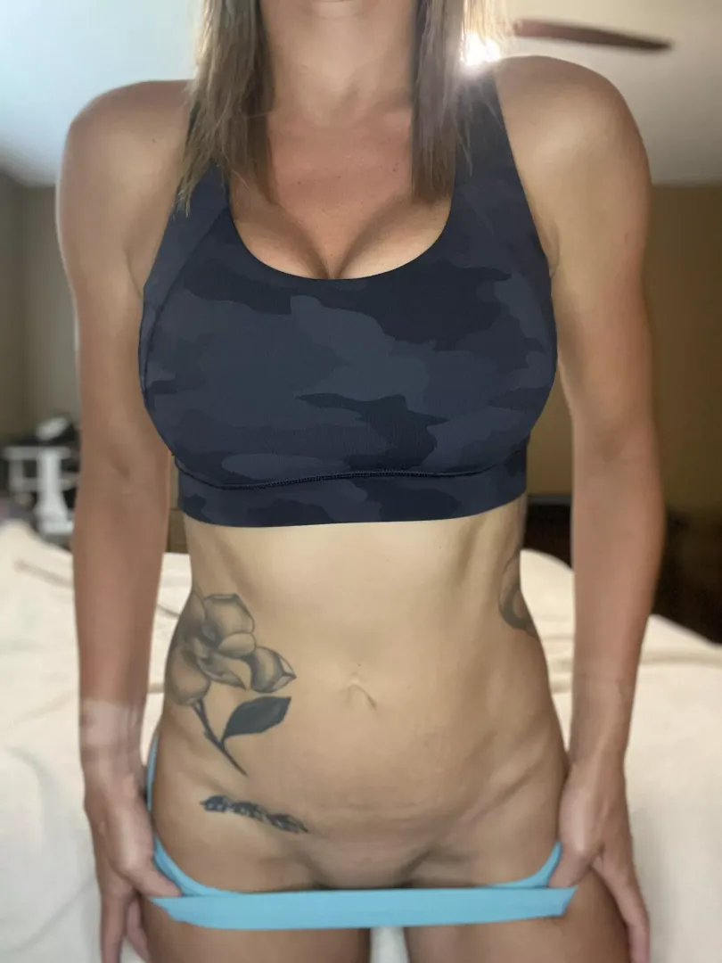 Do you like the thick V on a fit Mombod on her lower abs!