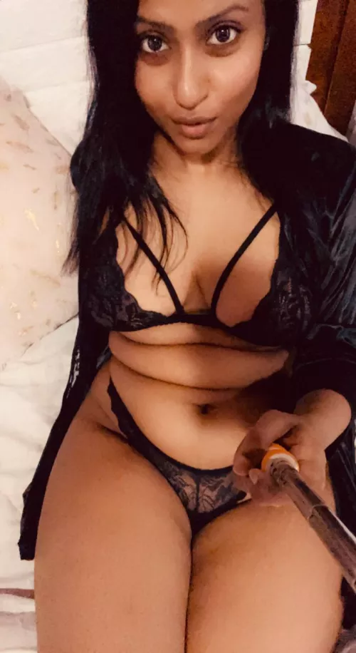 Do you think I look more hot when you see me half naked😋😈