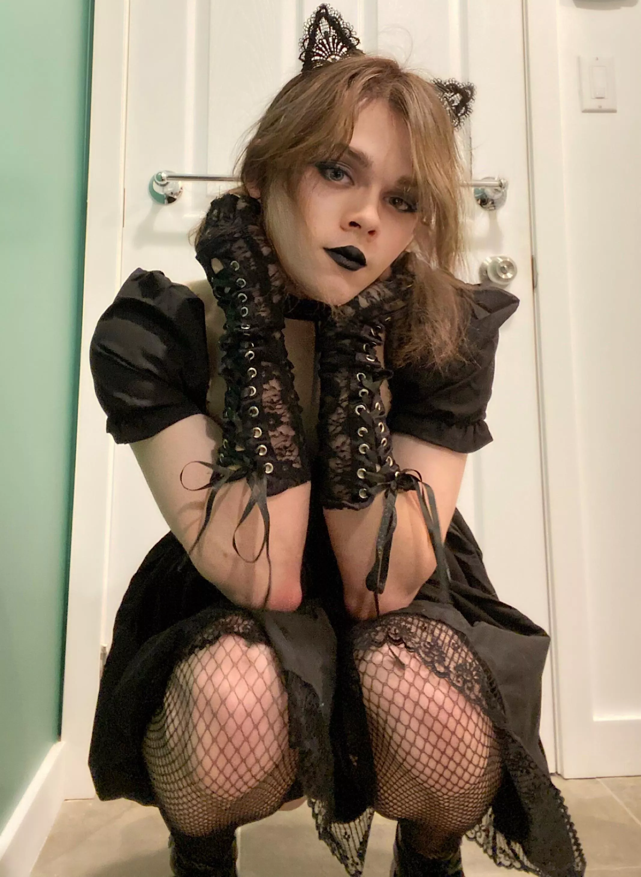 Do you think I make a cute goth?🖤