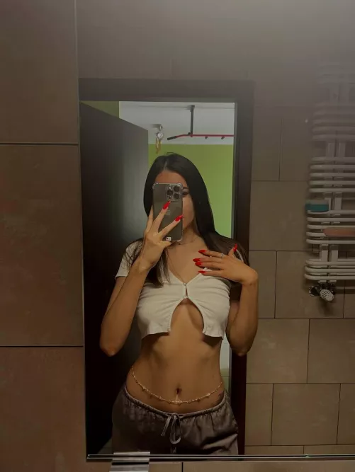 Do you think I'm cute in this top?