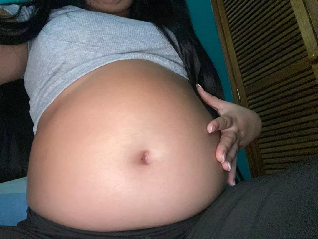 Do you want to play with my cute belly? Write me personalized videos burping and stuffing me 🍟🌭🍕
