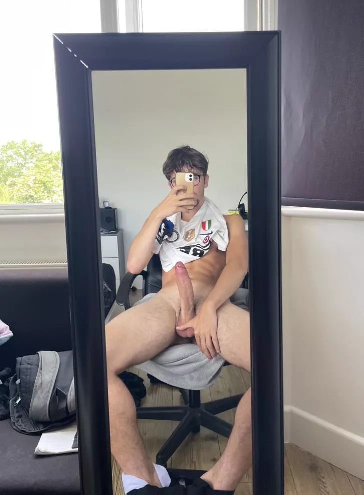 Does a guy with 8.5 inches and abs turn you and can I fuck you? ;)