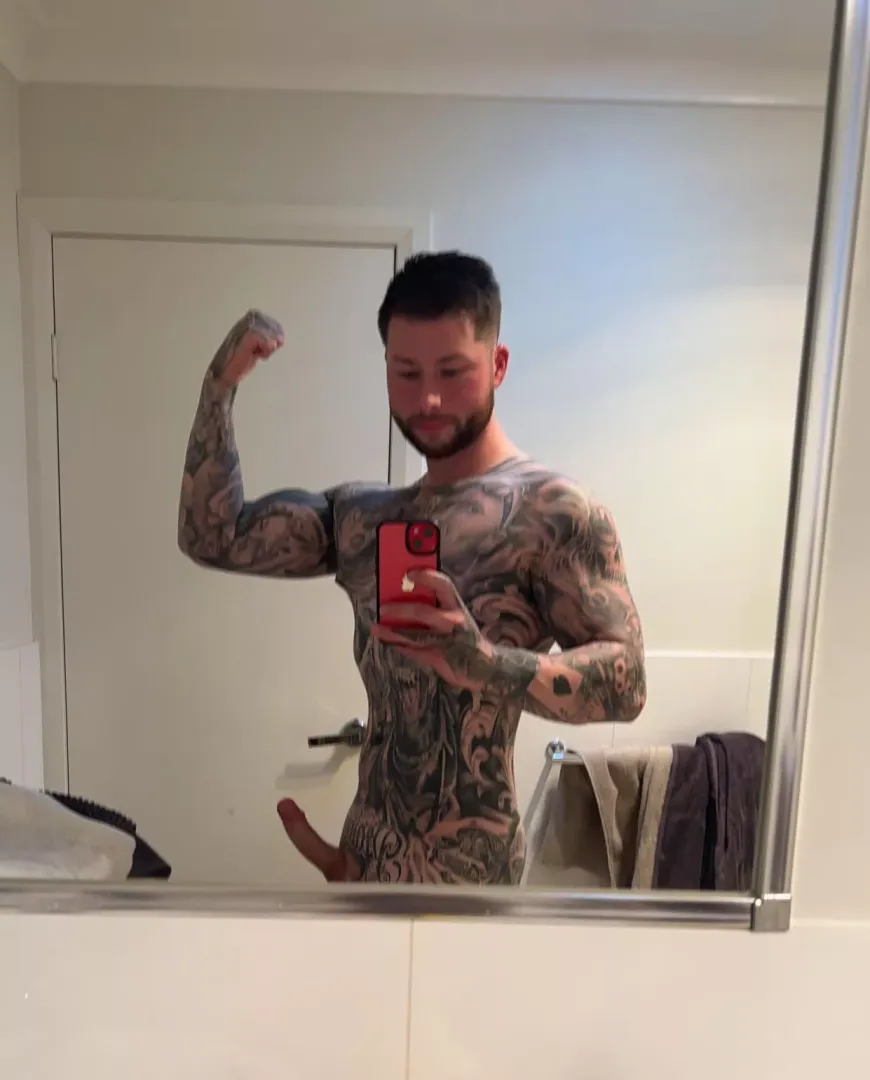 Does anyone else flex in the [m]irror before a shower 💪🏻