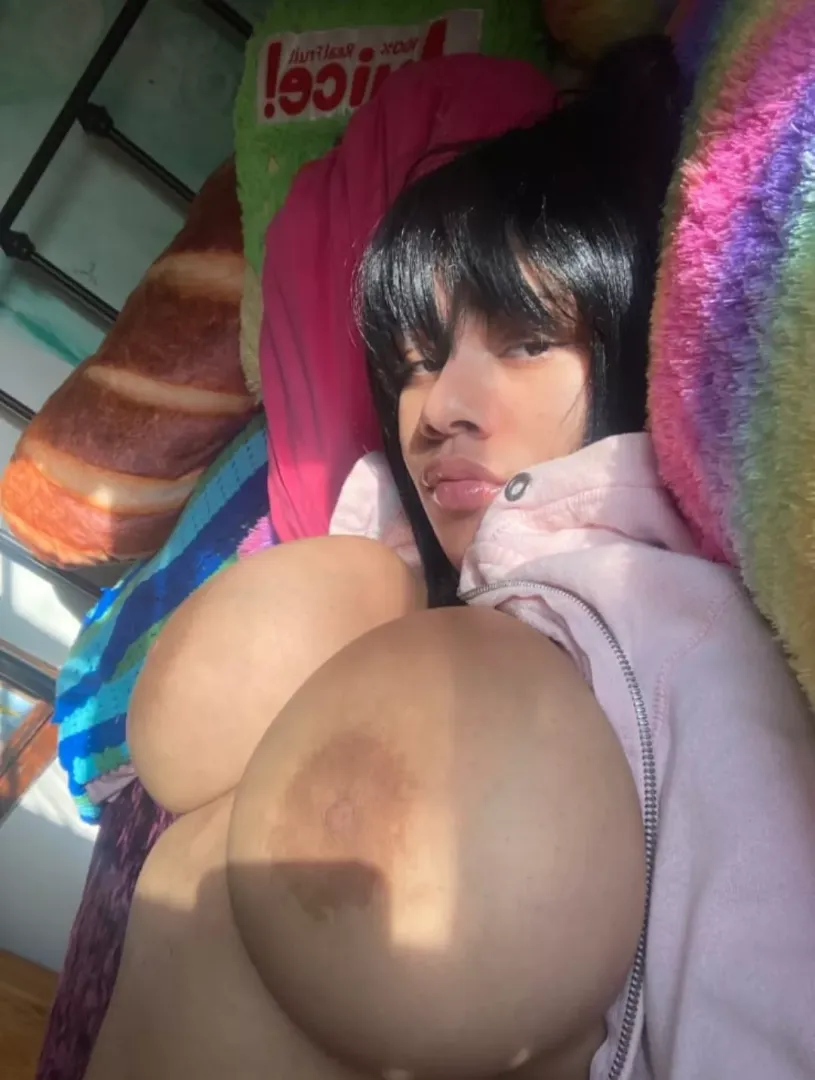 Does anyone has her name?