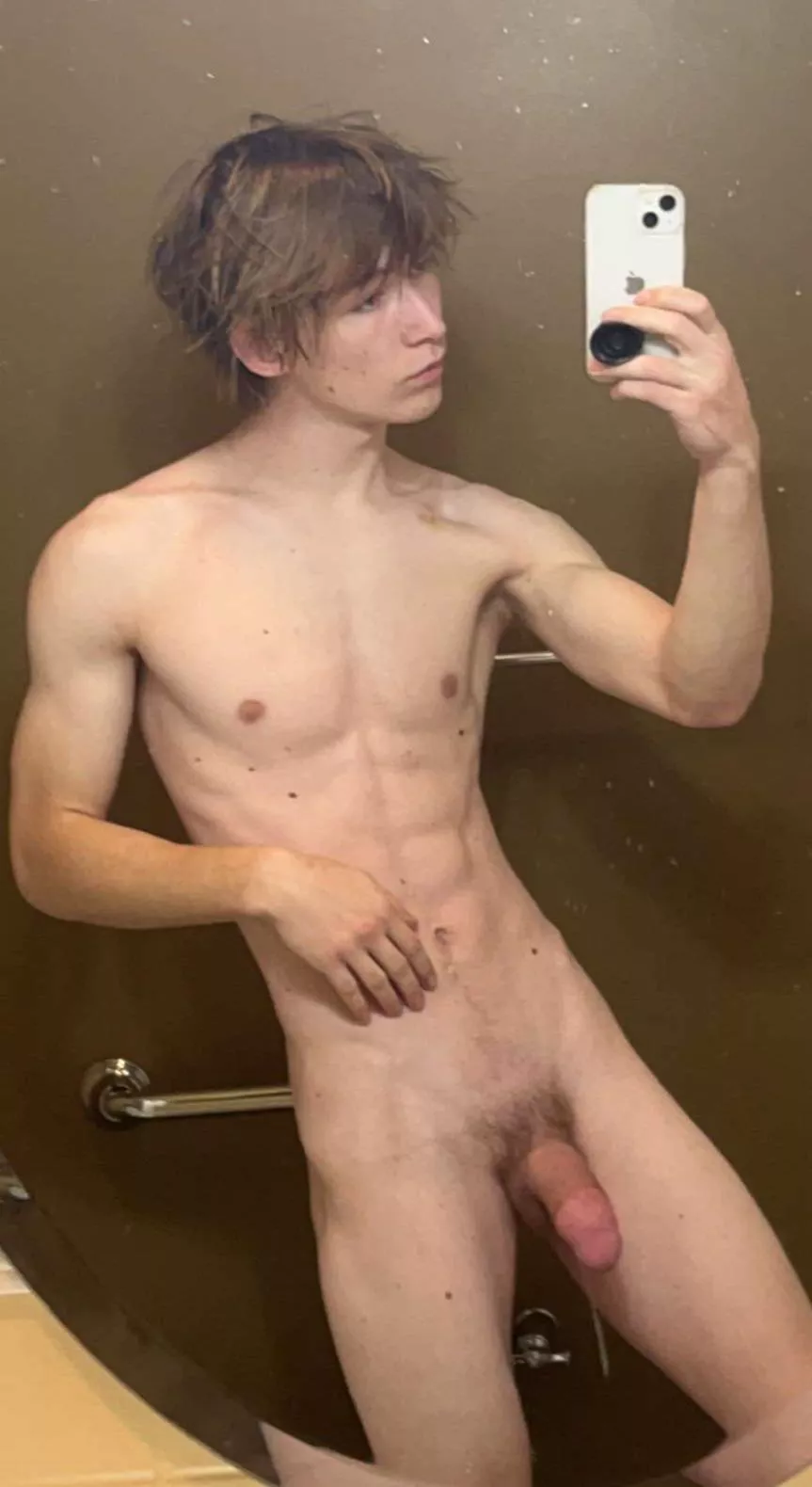 Does anyone need a personal hung twink😘